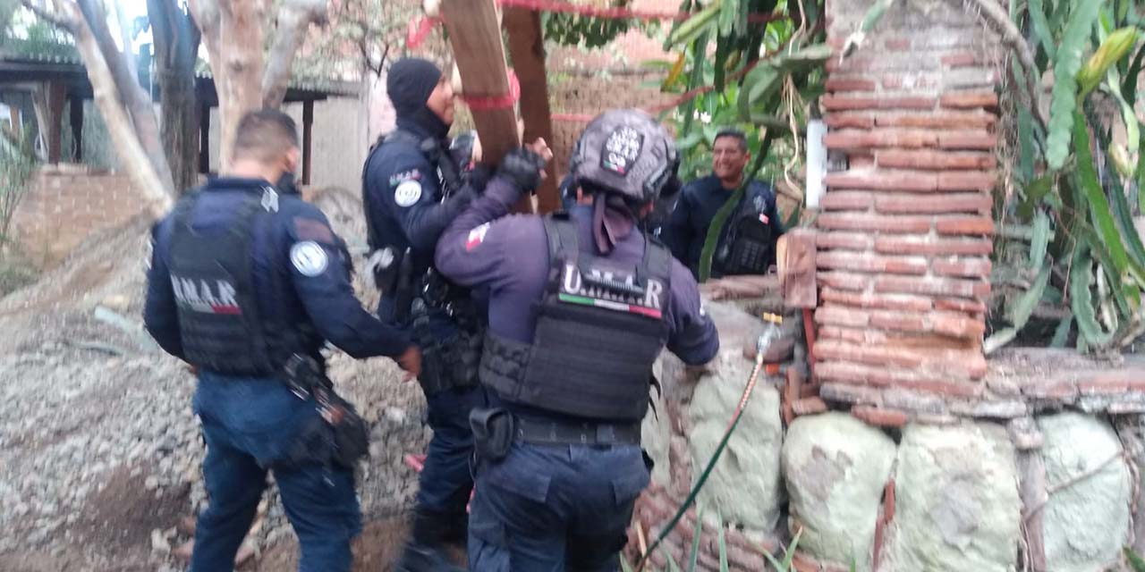 Policías sacan a ‘rata’ de pozo de agua | El Imparcial de Oaxaca