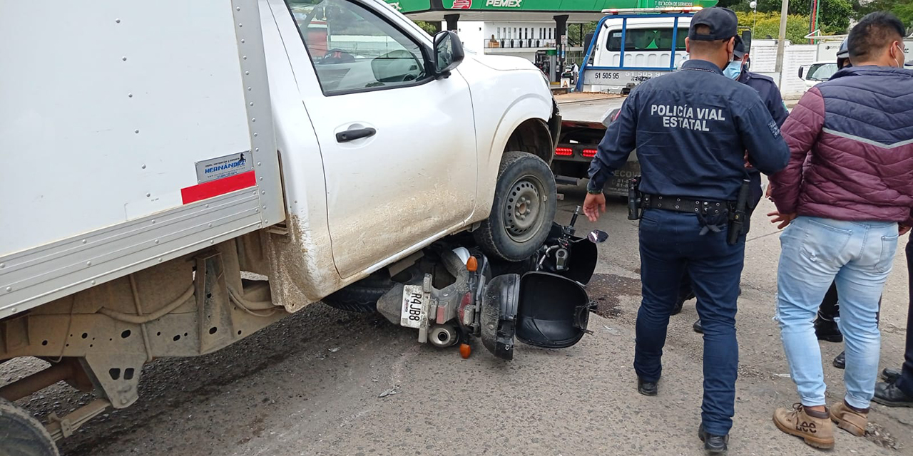 ¡TERRIBLE! Arrollan a policía vial que perseguía camioneta robada | El Imparcial de Oaxaca