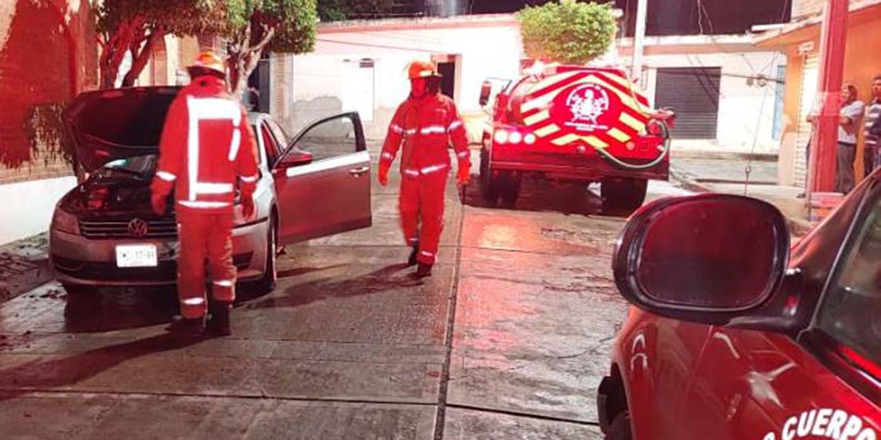 Bomberos sofocan incendio de vehículo | El Imparcial de Oaxaca