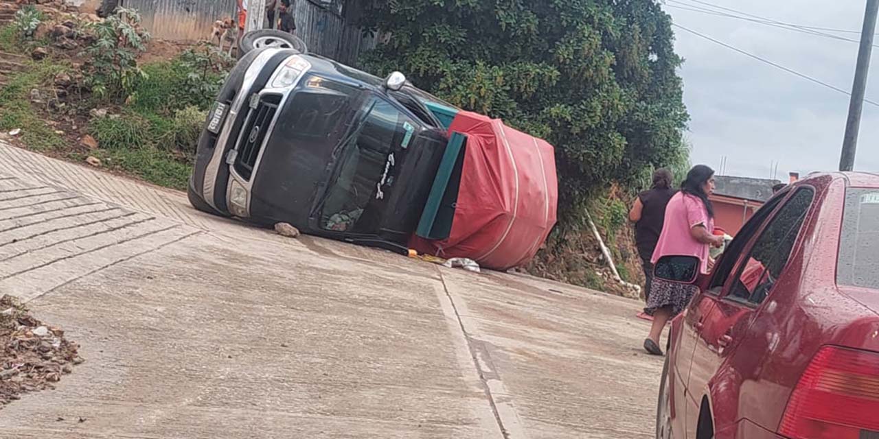 Volcadura de camioneta deja cuantiosos daños | El Imparcial de Oaxaca