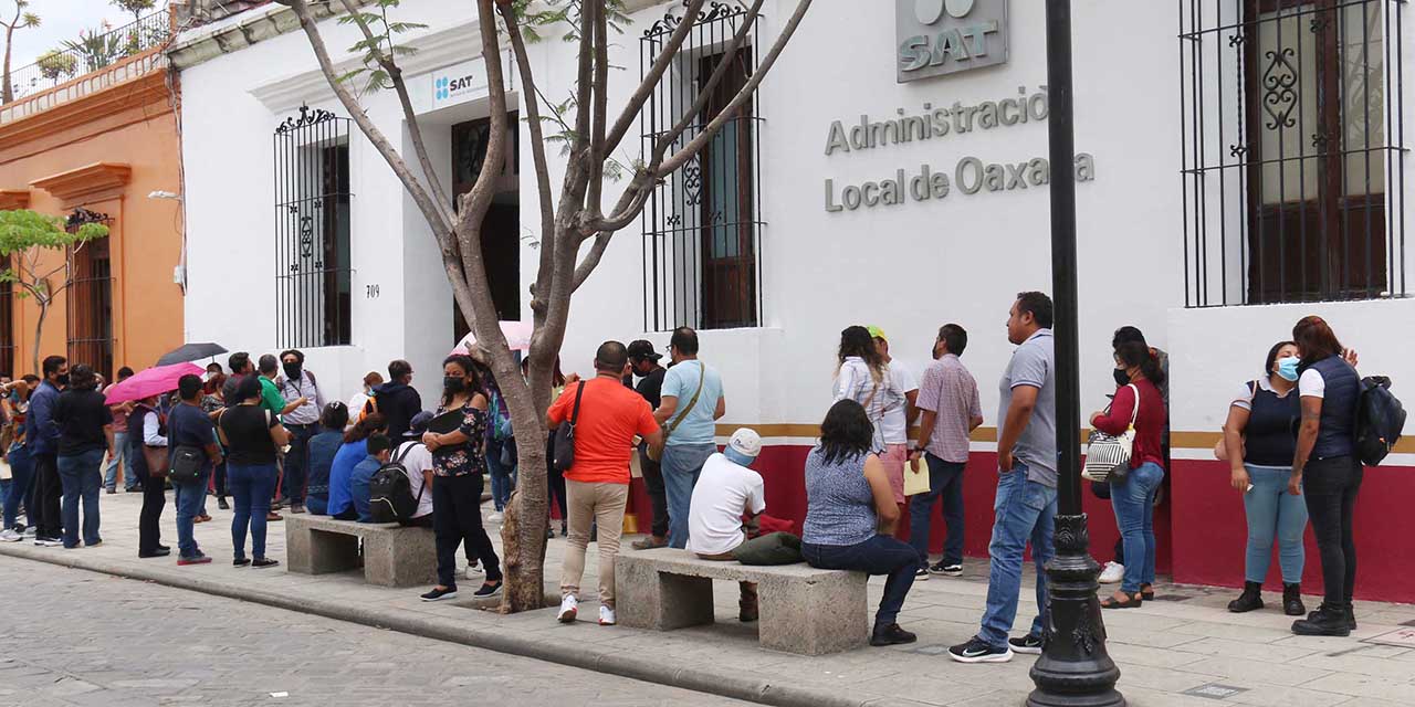 Persisten largas filas en oficinas del SAT Oaxaca | El Imparcial de Oaxaca