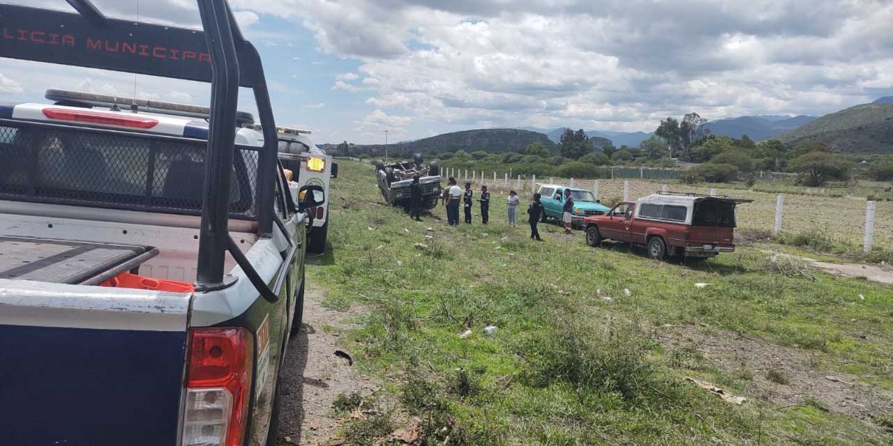 Vuelca camioneta con dos personas