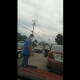 Taxista amenaza a ciudadanos con un tubo