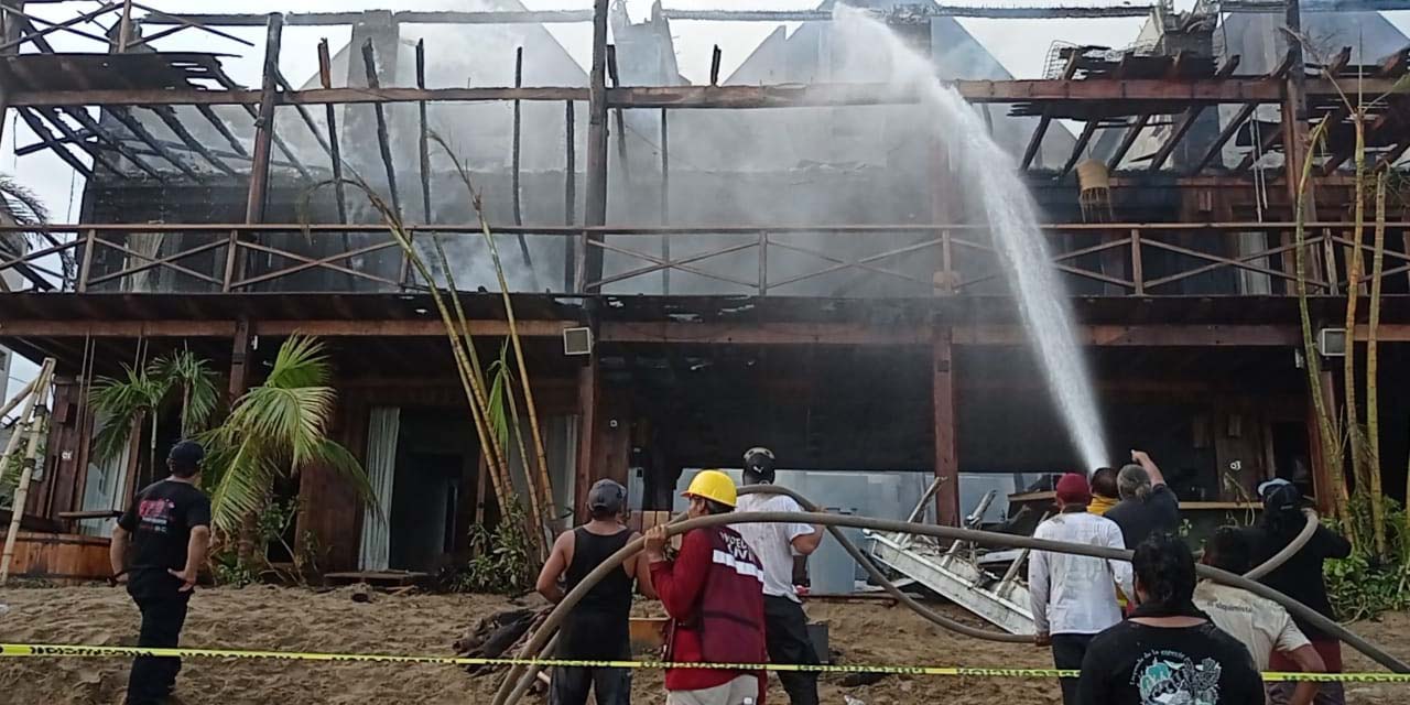 Fuerte incendio arrasa con 20 palapas | El Imparcial de Oaxaca