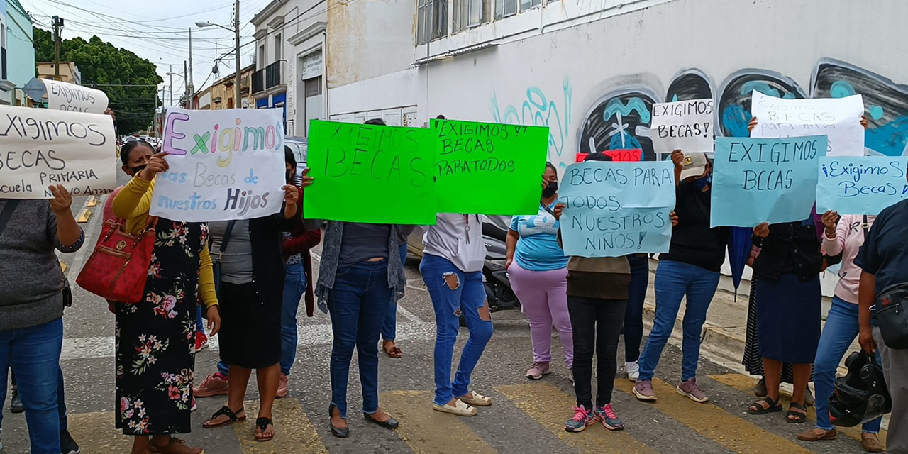 Padres de familia bloquean calles del Centro Histórico | El Imparcial de Oaxaca