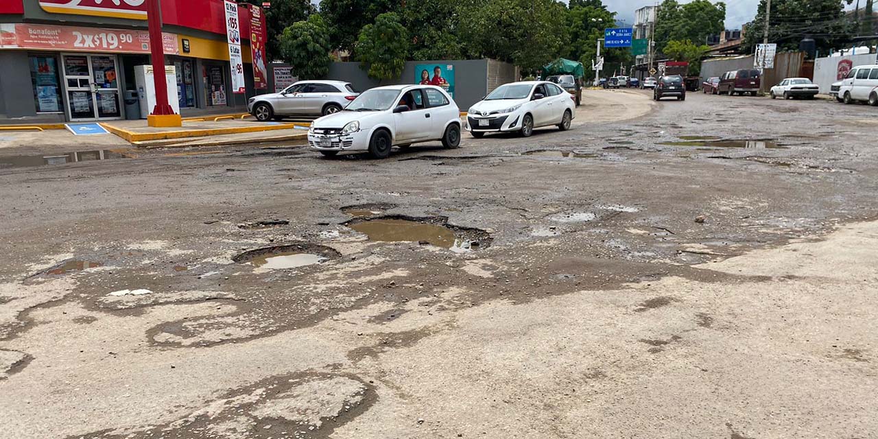 Un martirio para automovilistas la zona del Monumento a Juárez | El Imparcial de Oaxaca