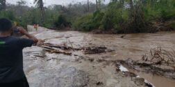 Cause de río deslava puente provisional en Chacalapa, Pochutla