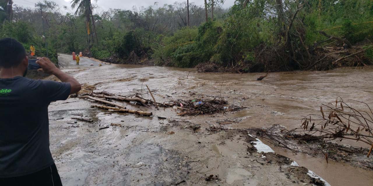 Cause de río deslava puente provisional en Chacalapa, Pochutla | El Imparcial de Oaxaca