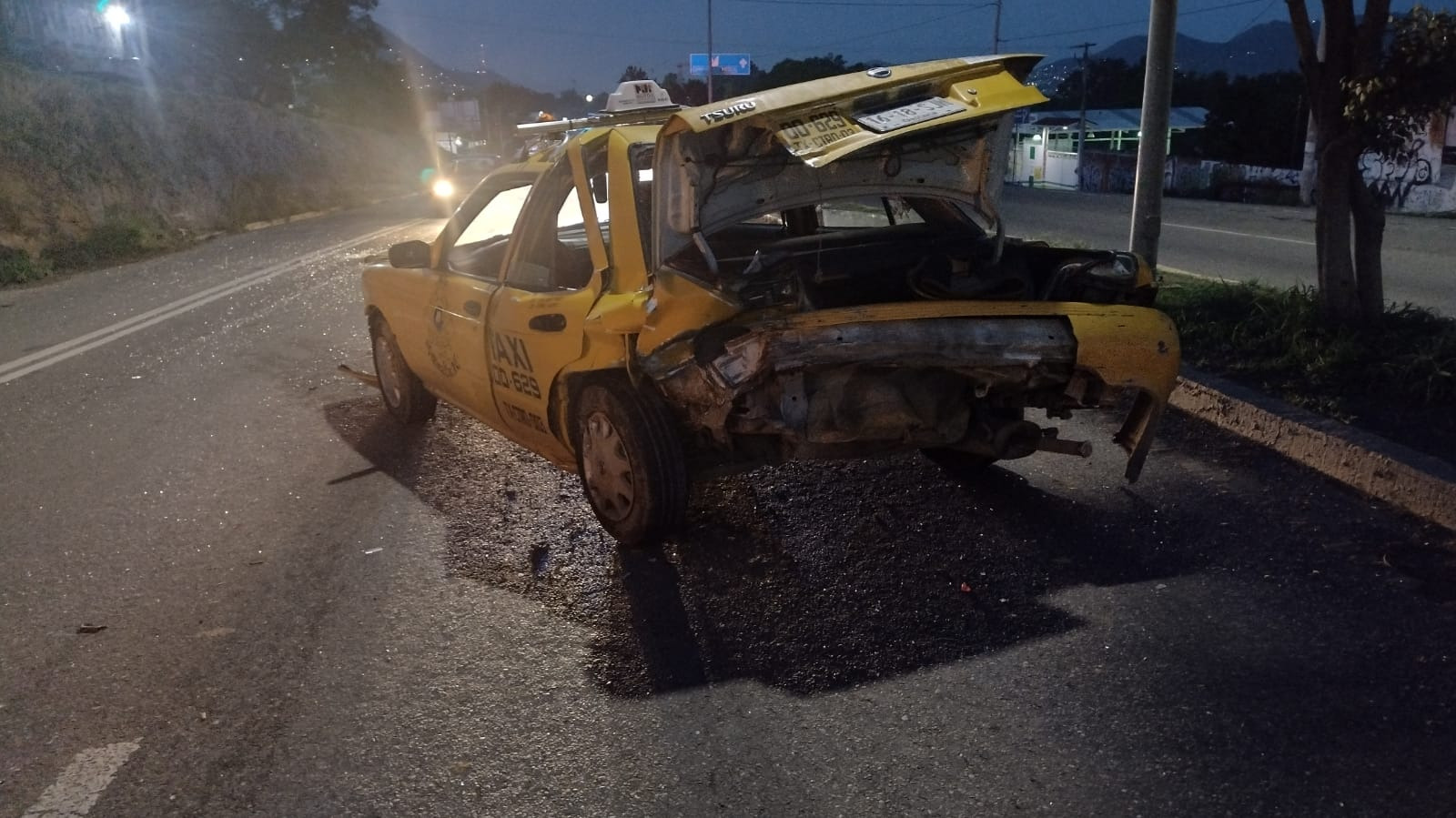 Aparatosa colisión entre taxi y auto particular | El Imparcial de Oaxaca
