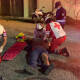 Jóvenes motociclistas resultan malheridos tras colisionar contra un auto