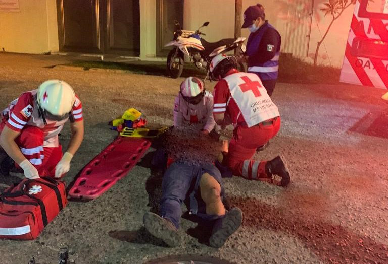 Jóvenes motociclistas resultan malheridos tras colisionar contra un auto | El Imparcial de Oaxaca