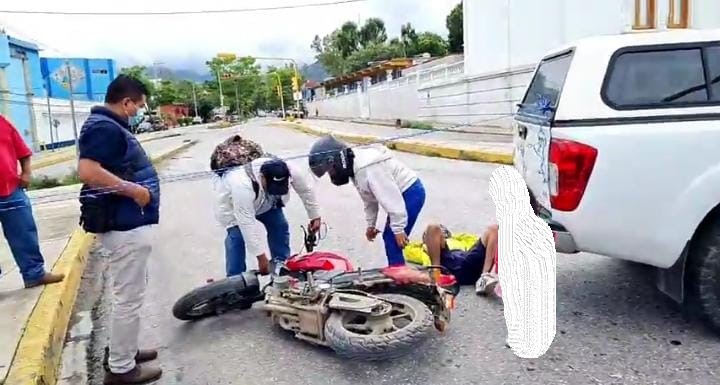 Motociclista cae por mecate atravesado en bloqueo de salud | El Imparcial de Oaxaca