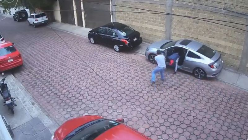 (VIDEO) Hombre descubre a ladrón dentro de su auto y lo enfrenta en Puebla | El Imparcial de Oaxaca