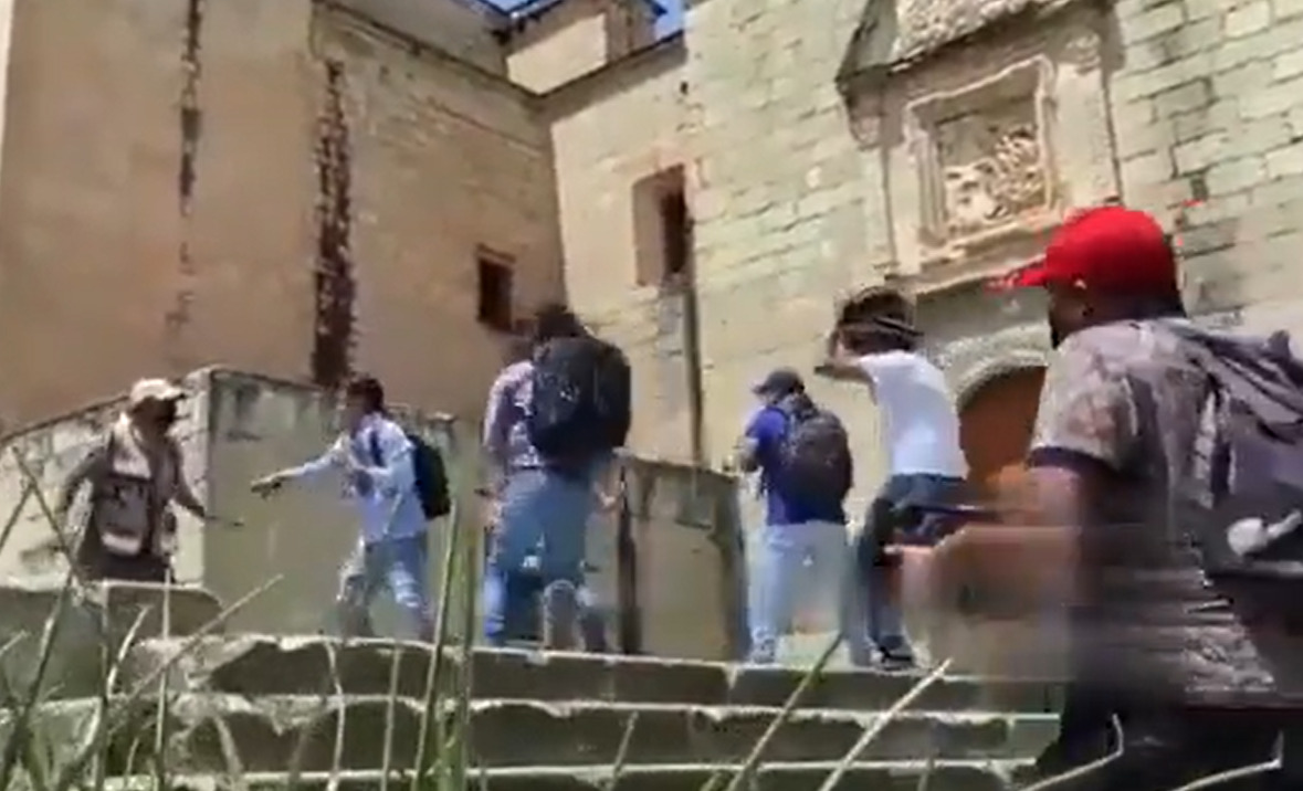 (VIDEO) Trifulca en la plaza de Santo Domingo de Guzmán | El Imparcial de Oaxaca
