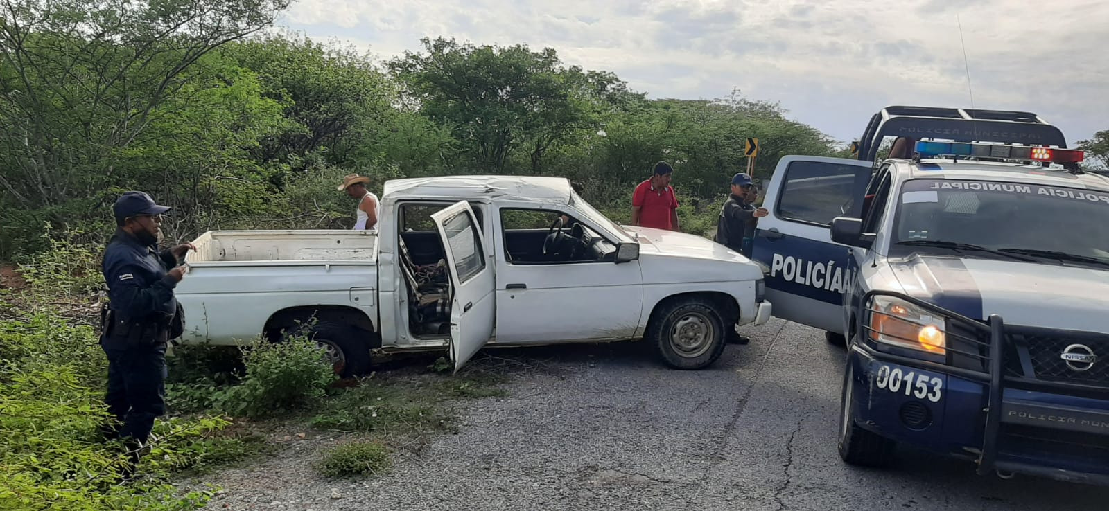 Volcadura fatal; un hombre murió y cinco personas resultaron severamente lesionadas | El Imparcial de Oaxaca