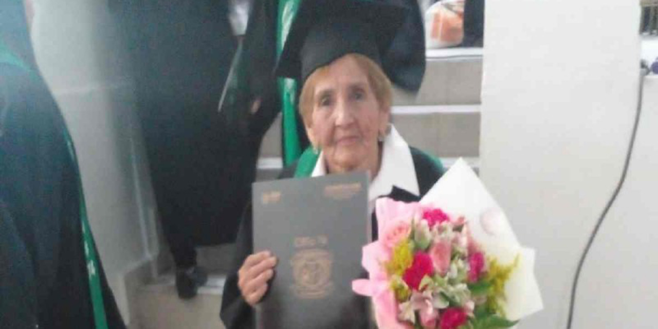 Abuelita de 84 años logra lo que muchos no: termina con éxito el bachillerato