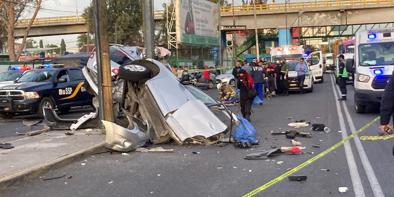 Brutal accidente en CDMX: automóvil se parte a la mitad tras estamparse con un poste | El Imparcial de Oaxaca