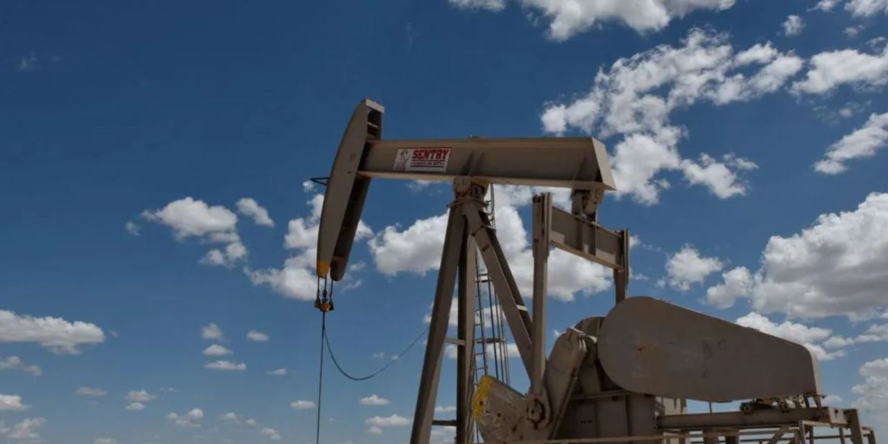 Petróleo se dispara más de dos dólares por debilidad del dólar y la escasez de oferta | El Imparcial de Oaxaca