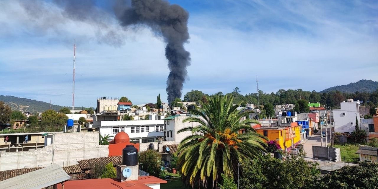 Incendio consume bodegas de veladoras en Tlaxiaco | El Imparcial de Oaxaca