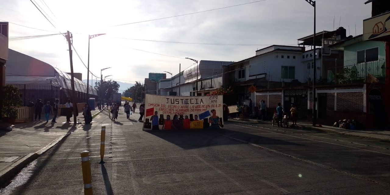 Amanece bloqueado centro de convenciones | El Imparcial de Oaxaca