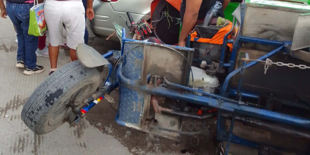 Motocarro vuelca y casi provoca tragedia | El Imparcial de Oaxaca