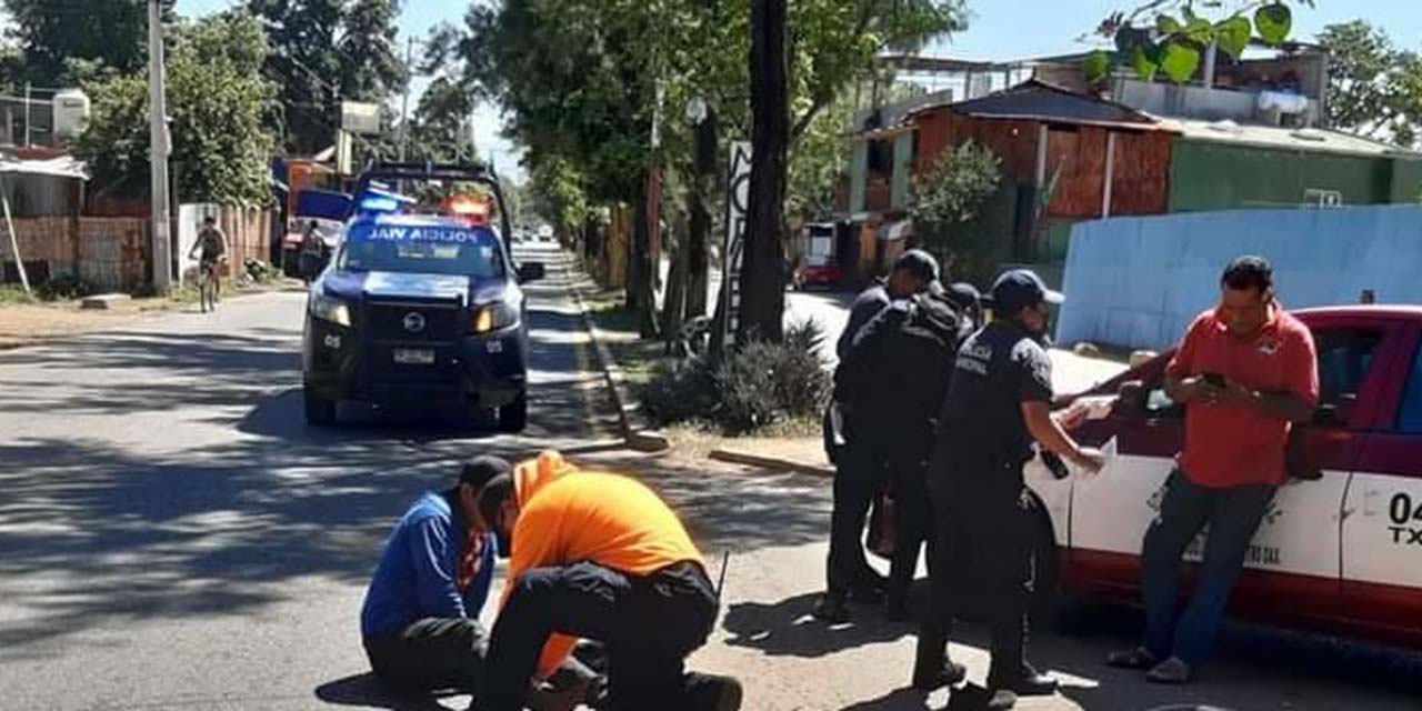 Taxi foráneo y moto se encuentran en accidente | El Imparcial de Oaxaca