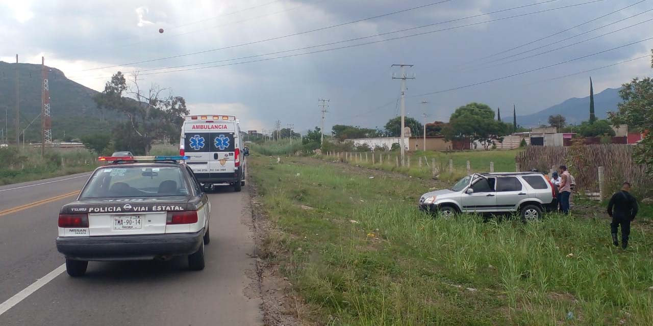 Vuelca en su carro tras perder el control