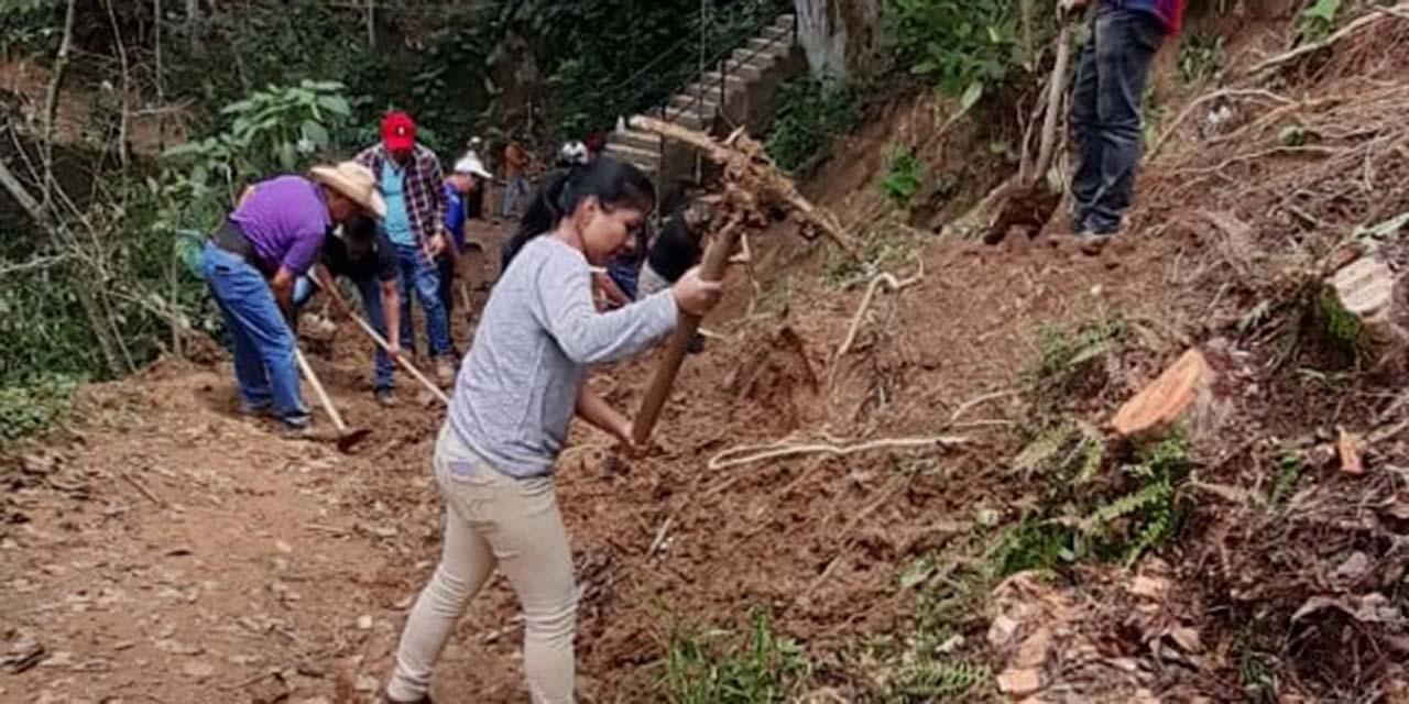 Realizan faena para quitar un derrumbe en Huautla  | El Imparcial de Oaxaca