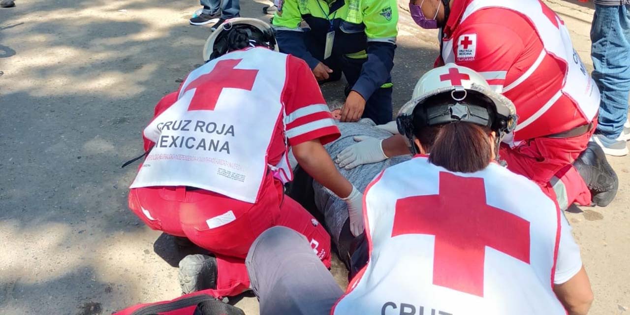 Hombre mayor cae de transporte urbano | El Imparcial de Oaxaca