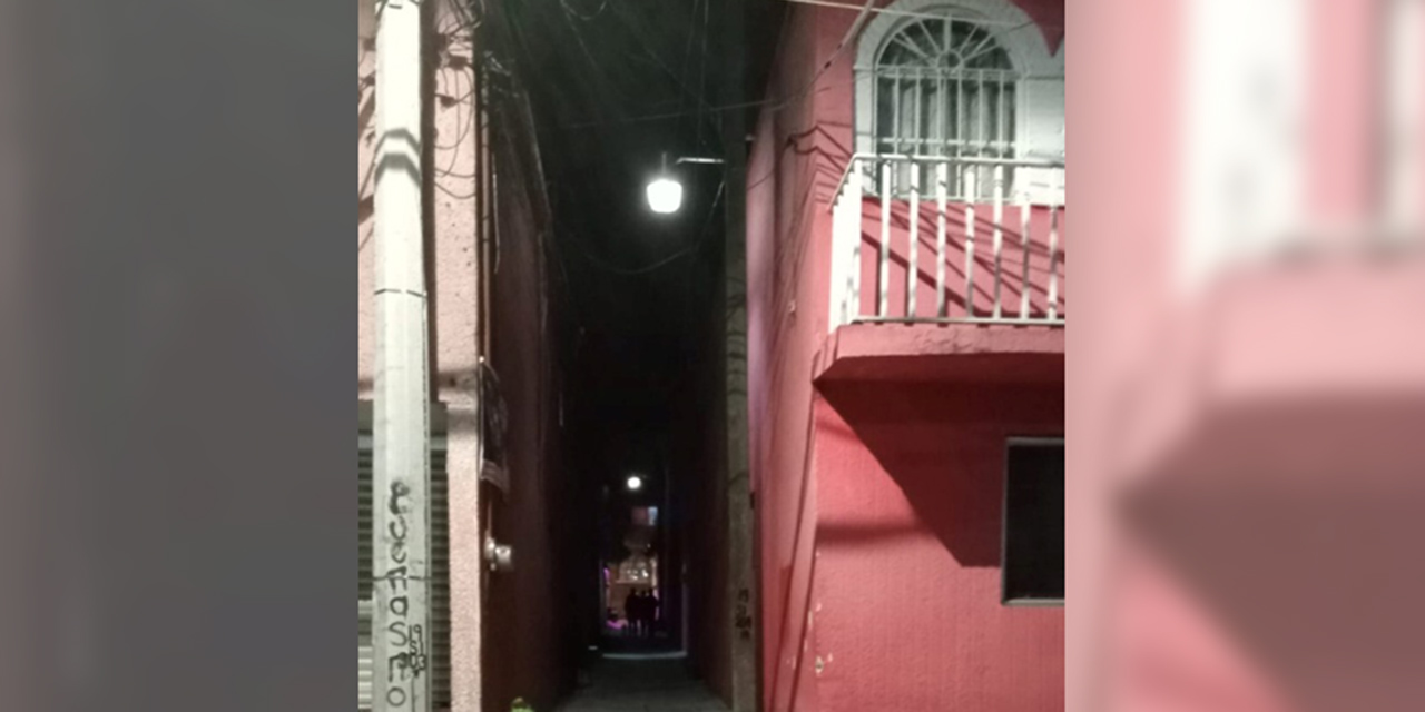 Lo encuentran  colgado  del cuello con una sábana