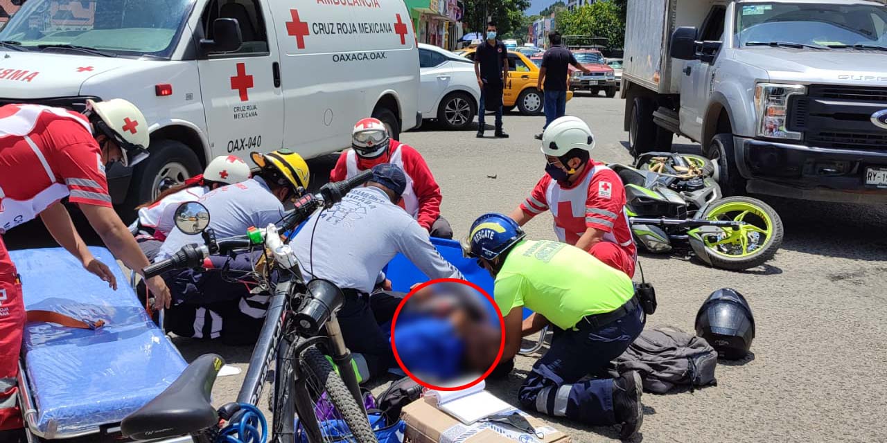 Socorren a motociclista arrollado por camioneta