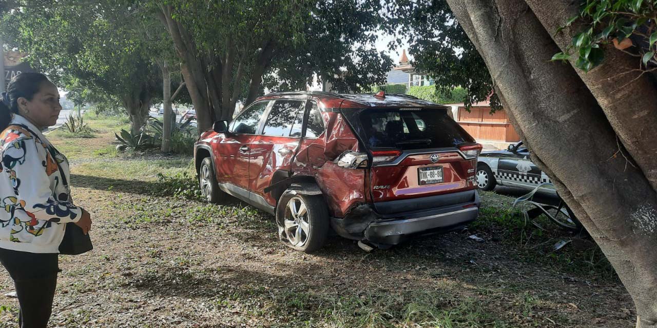 Chocan aparatosamente dos vehículos; sin lesionados | El Imparcial de Oaxaca