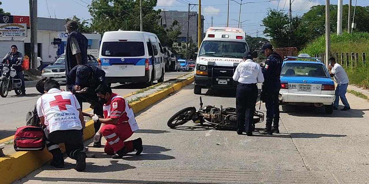 Herido de gravedad por choque de taxi contra motocicleta | El Imparcial de Oaxaca