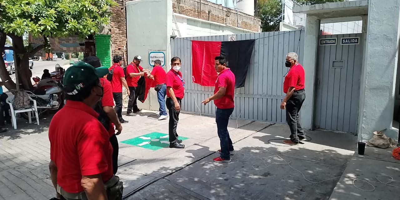 Estalla la huelga en oficinas de Teléfonos de México en la costa | El Imparcial de Oaxaca