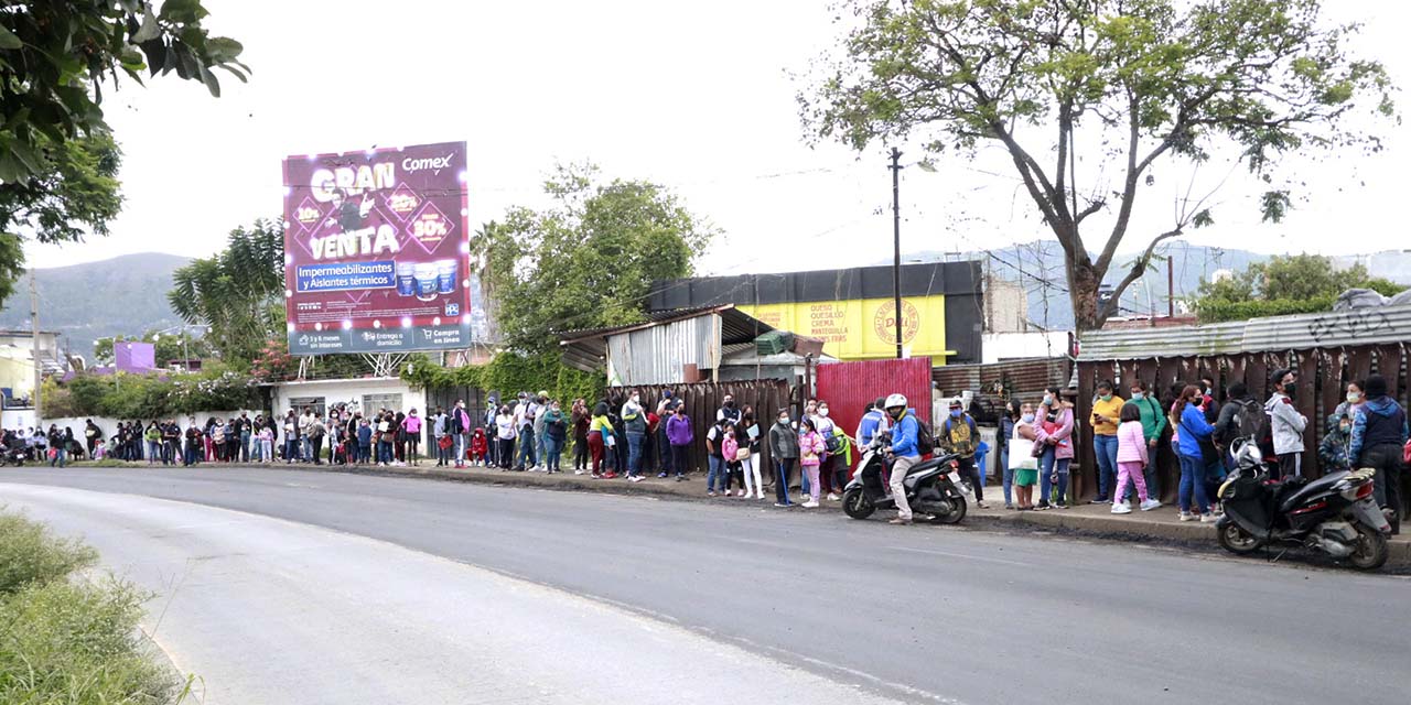 Exponen a infantes a larga fila para obtener una dosis anticovid