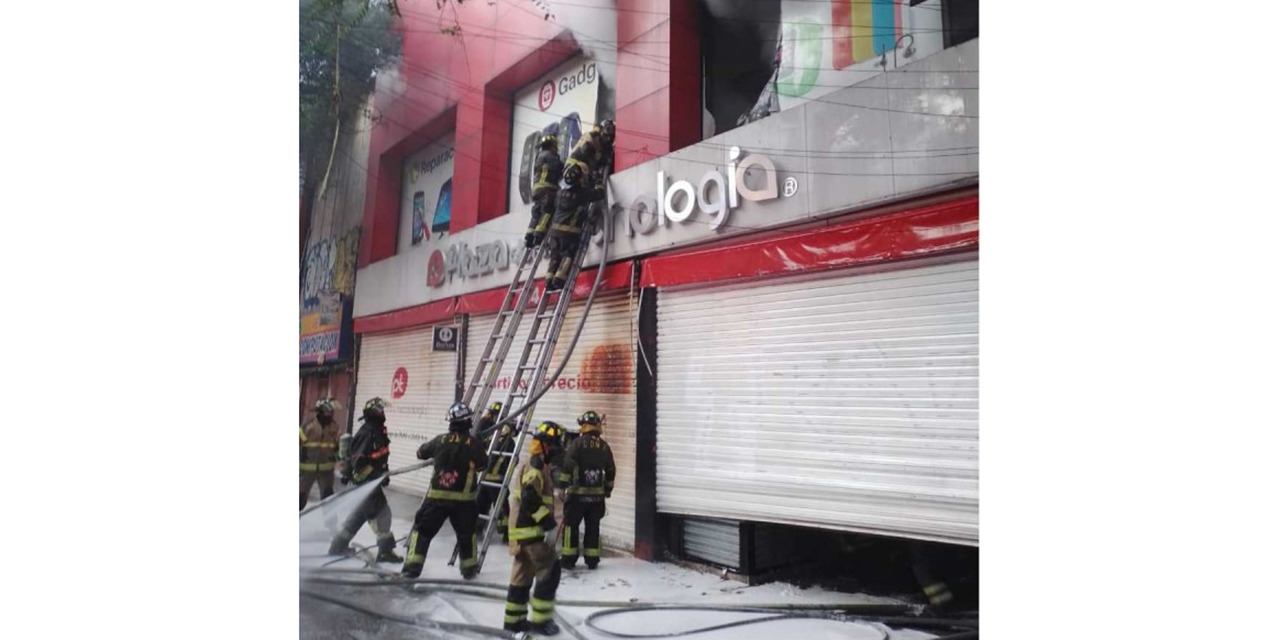 Se incendia Plaza de la Tecnología, sobre Eje Central | El Imparcial de Oaxaca