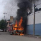 (VIDEOS) Grupos armados queman autos y causan bloqueos en Uruapan; hay 4 detenidos: Gobernador