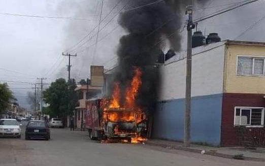 (VIDEOS) Grupos armados queman autos y causan bloqueos en Uruapan; hay 4 detenidos: Gobernador | El Imparcial de Oaxaca