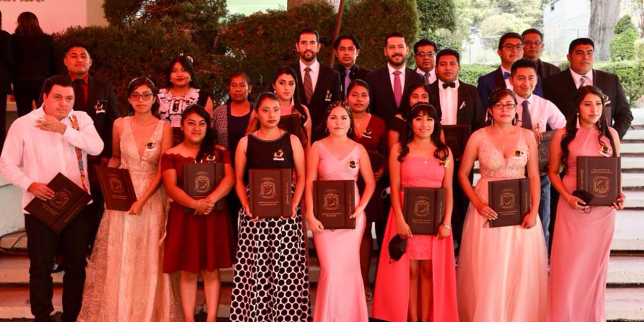 Presiden autoridades del IEEPO ceremonia de clausura en la Escuela Normal Experimental de Teposcolula | El Imparcial de Oaxaca