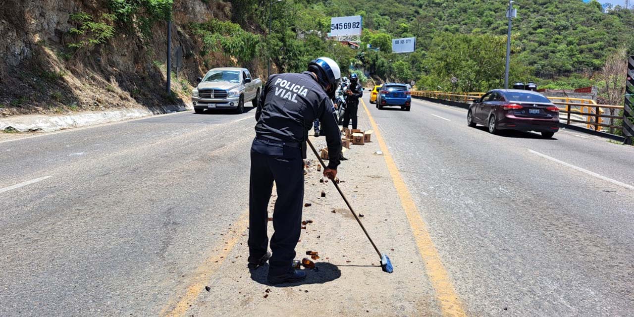 Se le caen los cartones de cerveza de camioneta | El Imparcial de Oaxaca