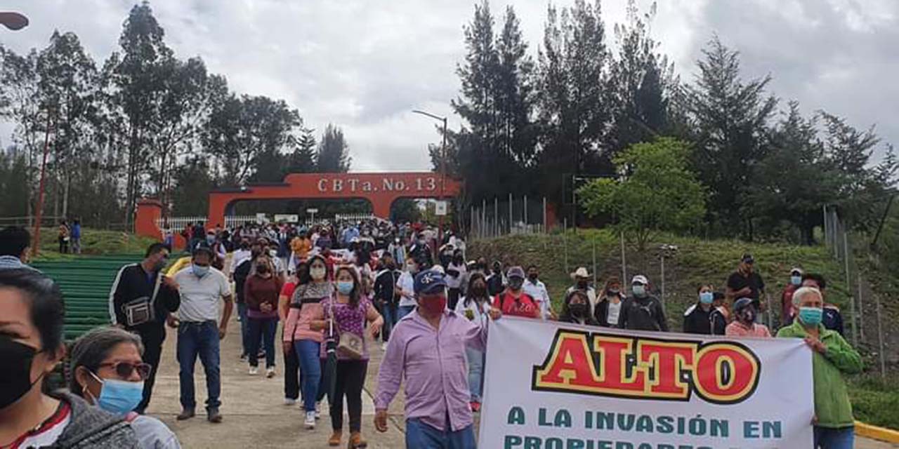 Marchan para defender tierras del CBTA 131 | El Imparcial de Oaxaca