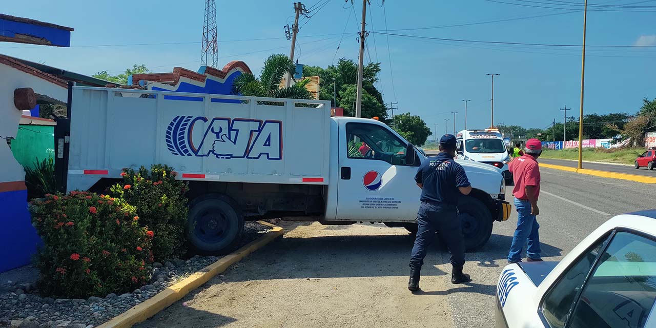 Camioneta sin conductor choca contra una barda | El Imparcial de Oaxaca