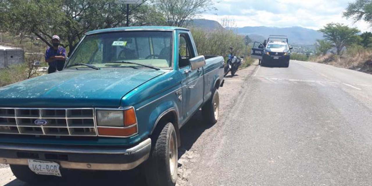 Pierde el control de su vehículo y sale de la carretera