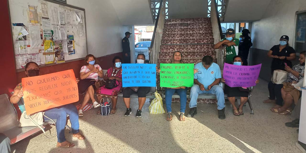 Sindicalizados toman palacio de Pinotepa; piden respeto a sus derechos laborales | El Imparcial de Oaxaca