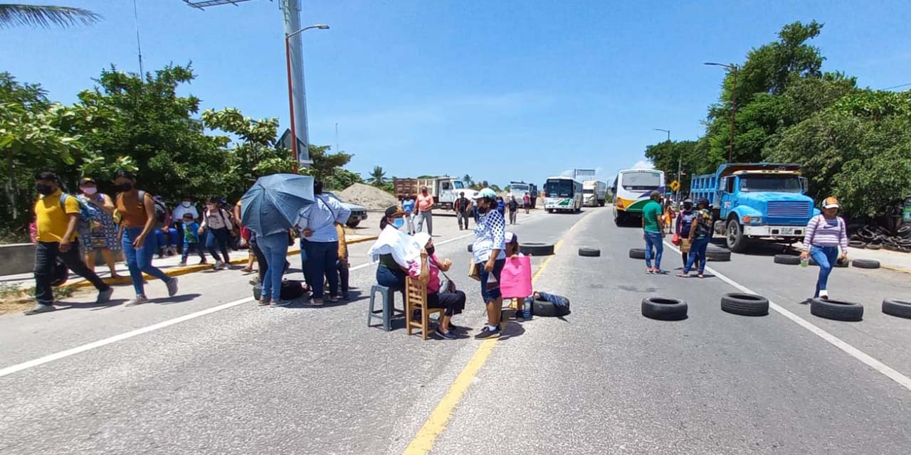 Directivos y padres de familia de 53 escuelas de Juchitán bloquean carretera | El Imparcial de Oaxaca