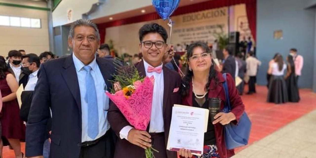 Ernesto Karlo se gradúa del Cbtis | El Imparcial de Oaxaca