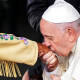 El Papa pide perdón por abuso y represión a niños indígenas en internados de Canadá