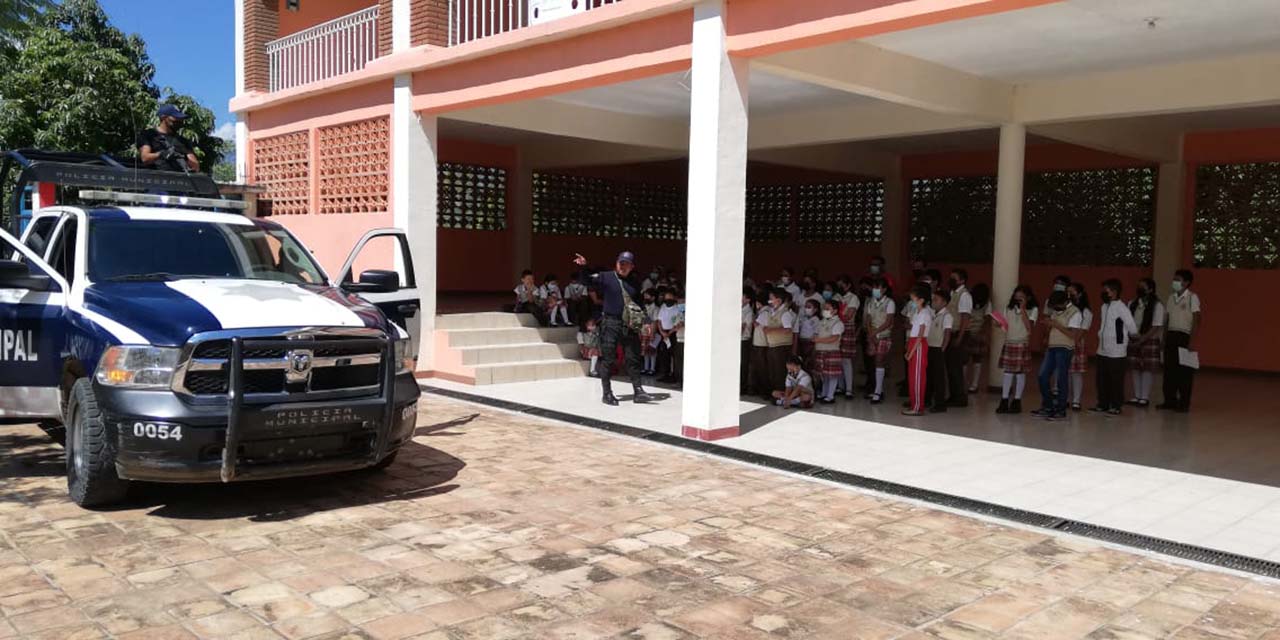 Policías municipales de Cuicatlán se reúnen con estudiantes | El Imparcial de Oaxaca