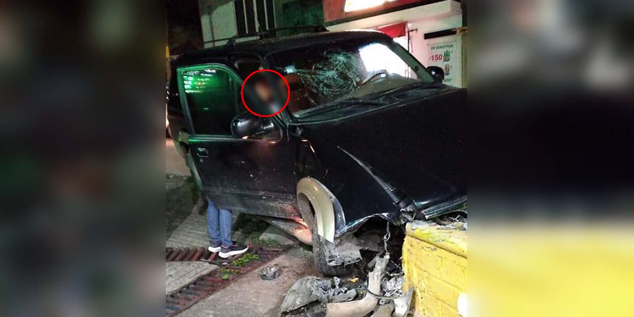 Aparatosa colisión de camioneta contra una jardinera | El Imparcial de Oaxaca