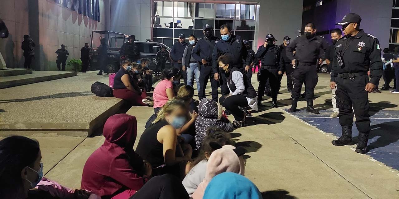Intercepta Policía Estatal camión con 89 migrantes | El Imparcial de Oaxaca